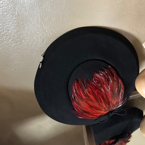 DELIGHTFUL 1950s\' BLACK FELT CARTWHEEL HAT + RUST FEATHERS & RHINESTONE BUTTONS main image 4